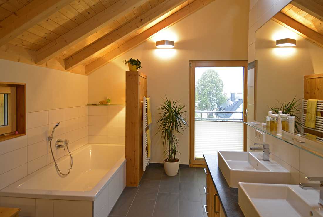 Badezimmer Einrichtung in Weiß und Holz mit Beleuchtung