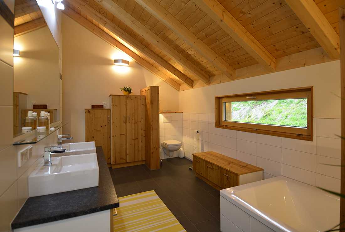 Helles Badezimmer in einem Einfamilienhaus mit Holzoptik