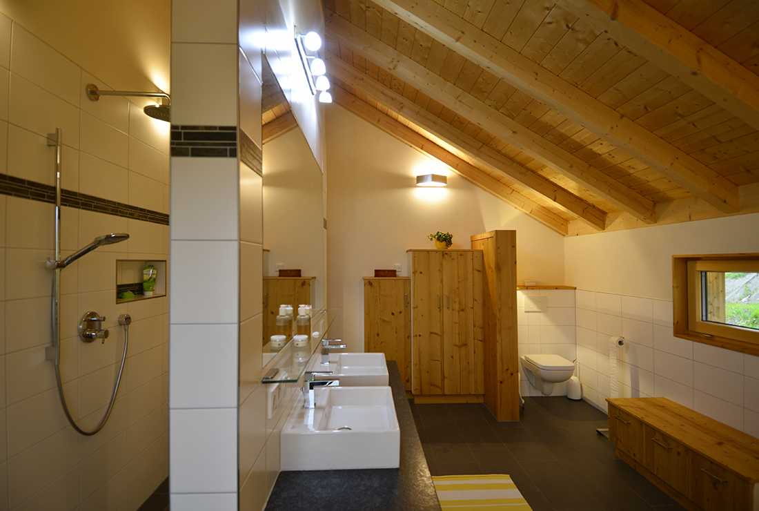 Badezimmer im Landhausstil mit Stauraum und Fließen