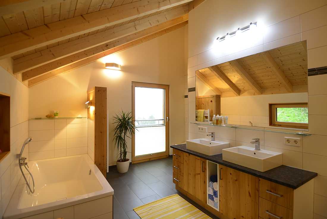Moderne Badezimmermöbel mit Waschtisch und Badewanne
