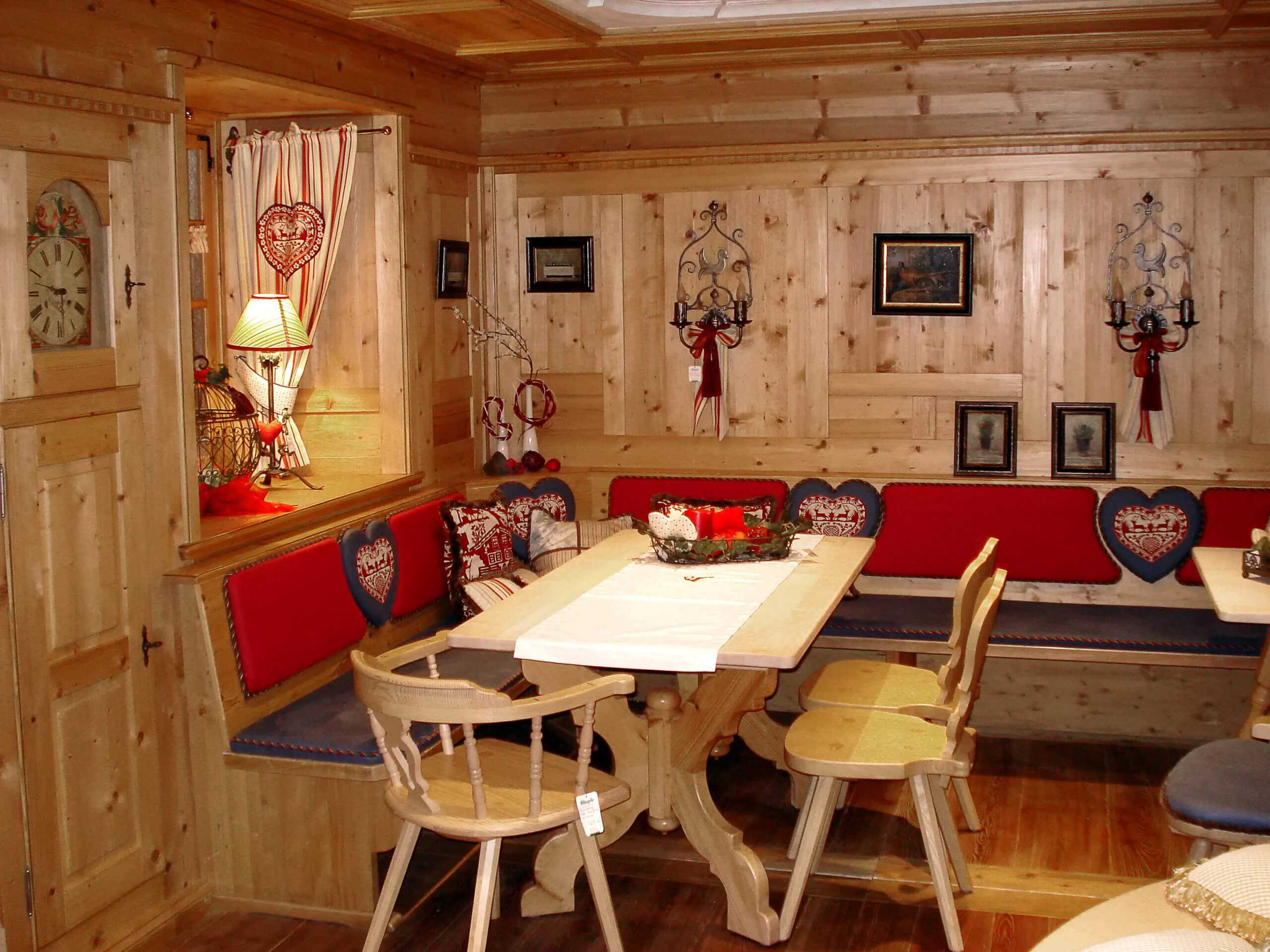 Gastronomiemöbel und Einrichtung aus Holz im Landhausstil