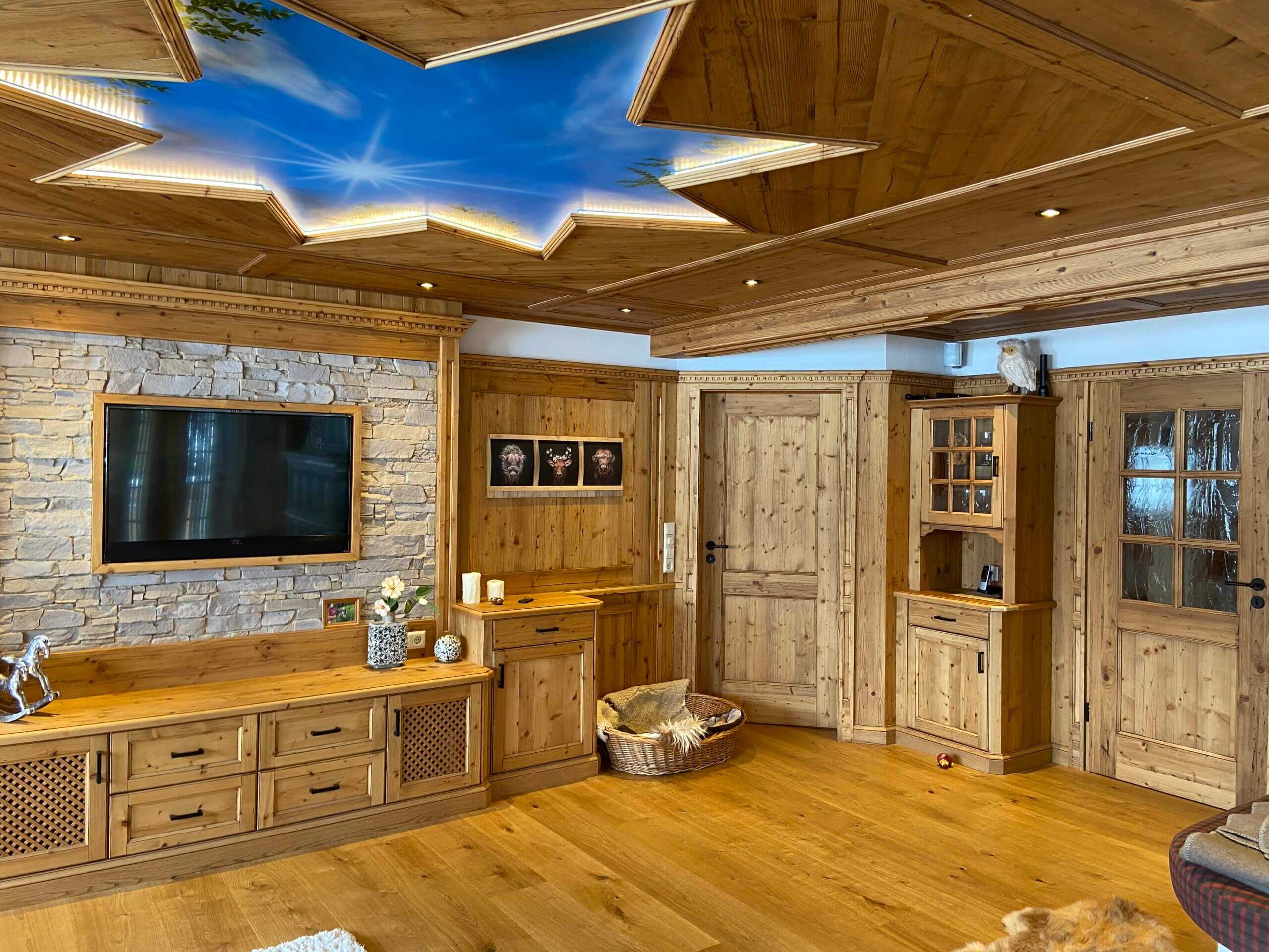 Rustikal eingerichteter Raum mit Holzdecke, Holzboden und Holztüren