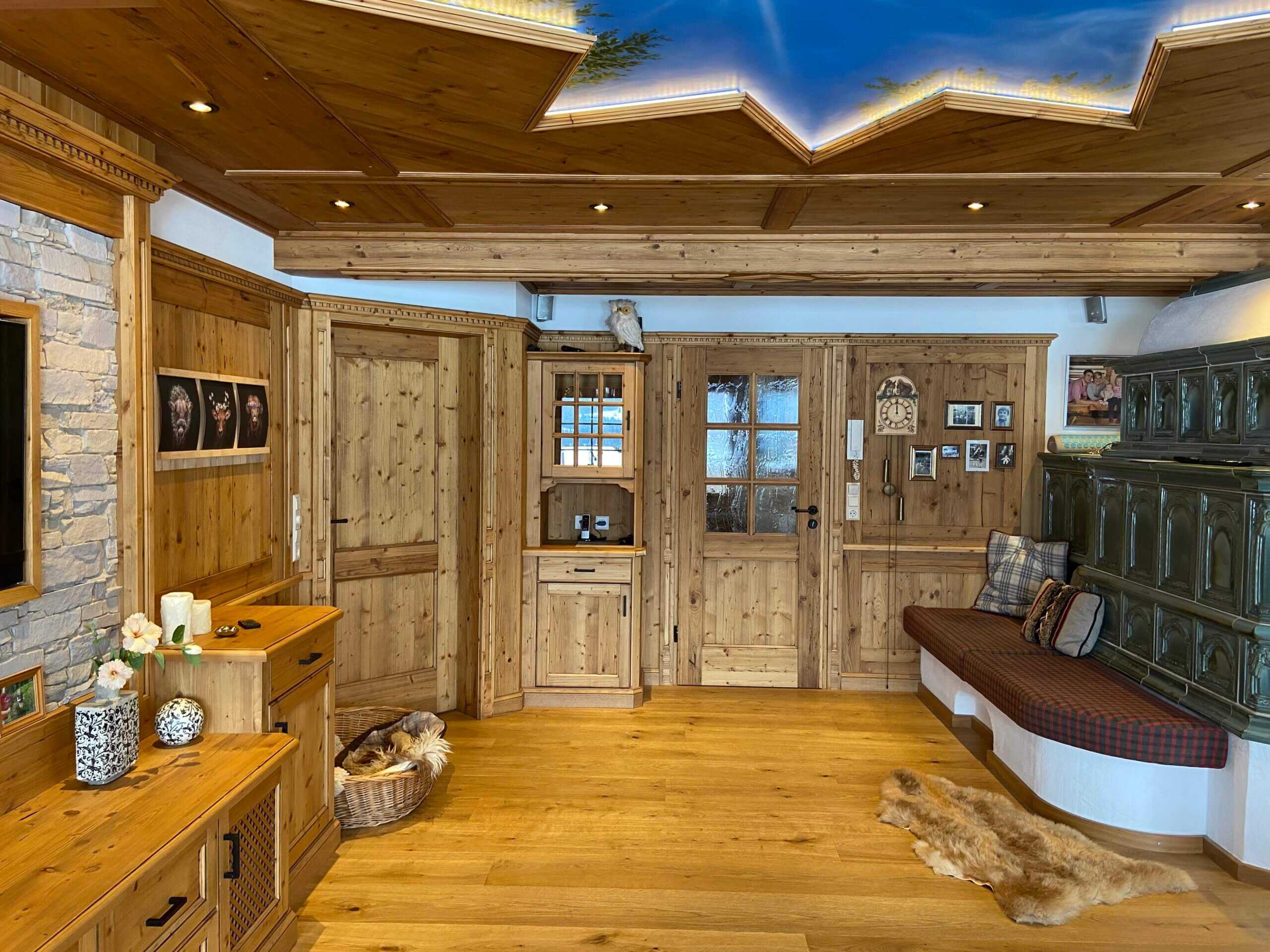 Gemütliches Zimmer in rustikalem Stil aus Holz