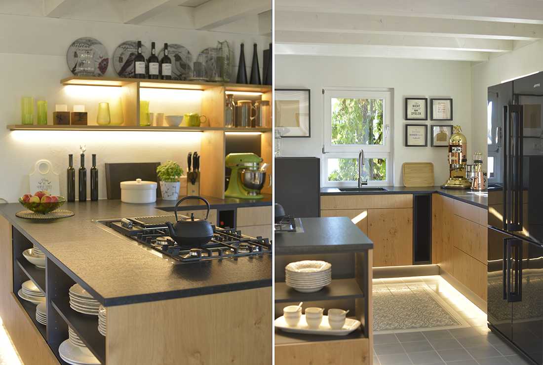 Moderne Küche mit Holzoptik und indirekter Beleuchtung