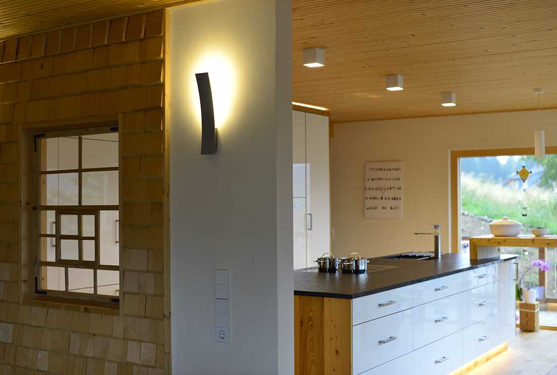 Moderne frei stehende Kochinsel mit hochwertiger Optik in Einfamilienhaus