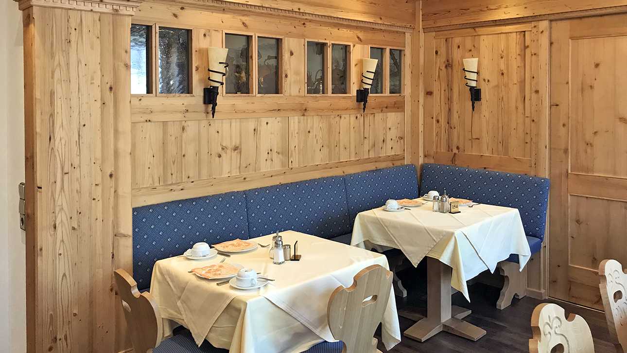 Gastronomiemöbel vom Tischler Bilder des Restaurants Post in blau-weißem Design angefertigt