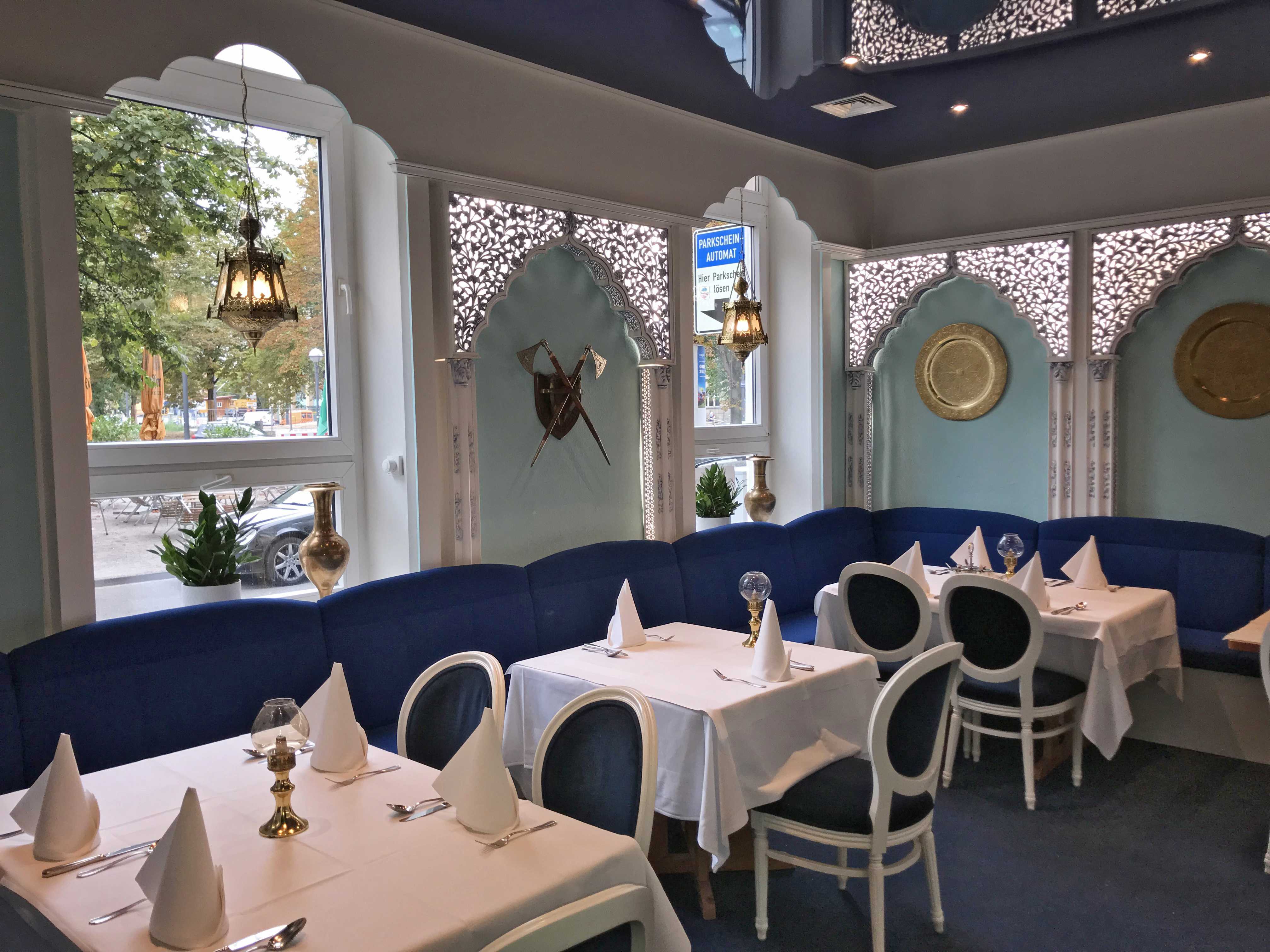 Gastronomiemöbel vom Tischler in blau-weißem Design angefertigt