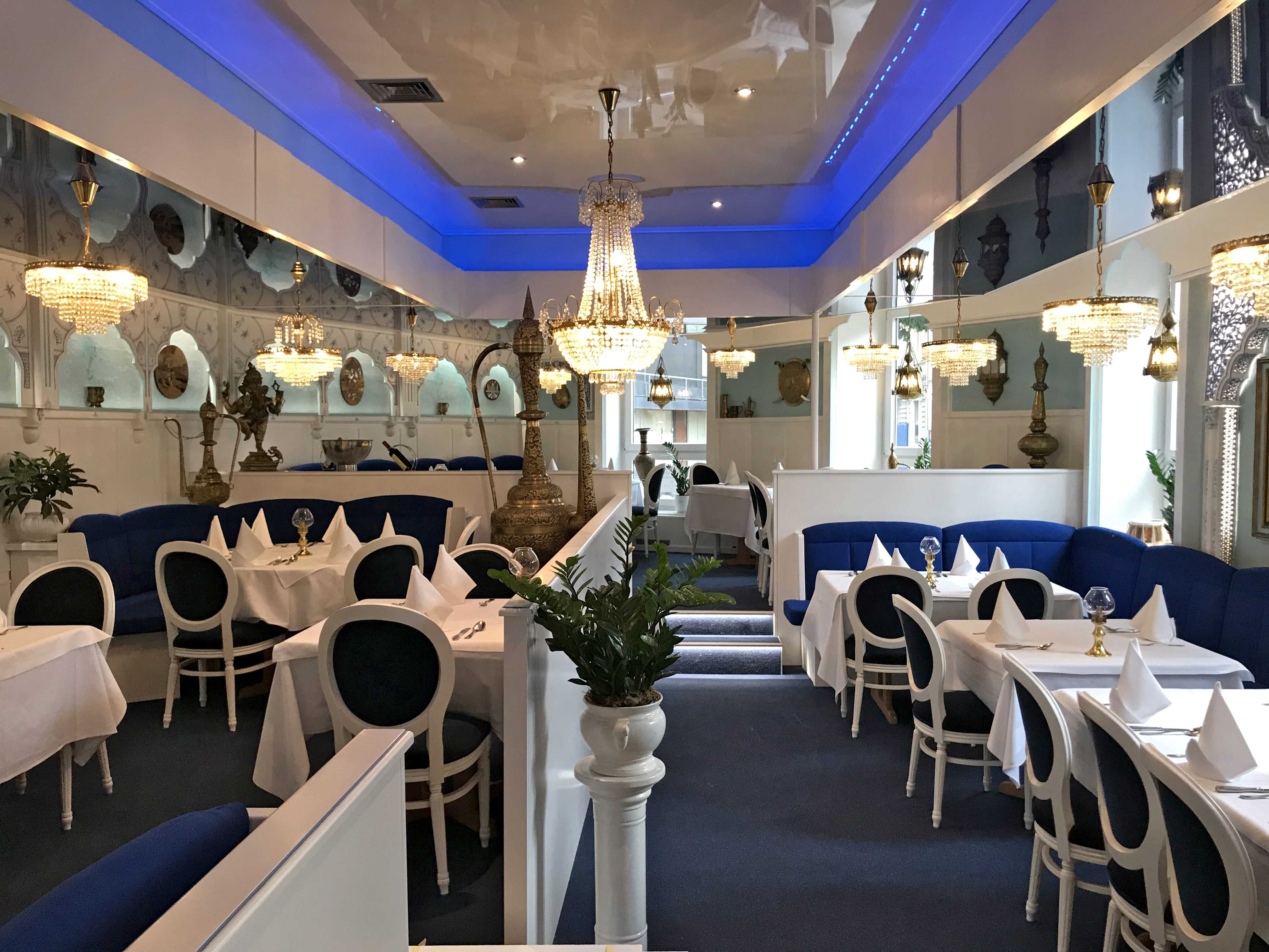 Gastronomie Punjab mit weiß-blauen Möbeln direkt vom Tischler