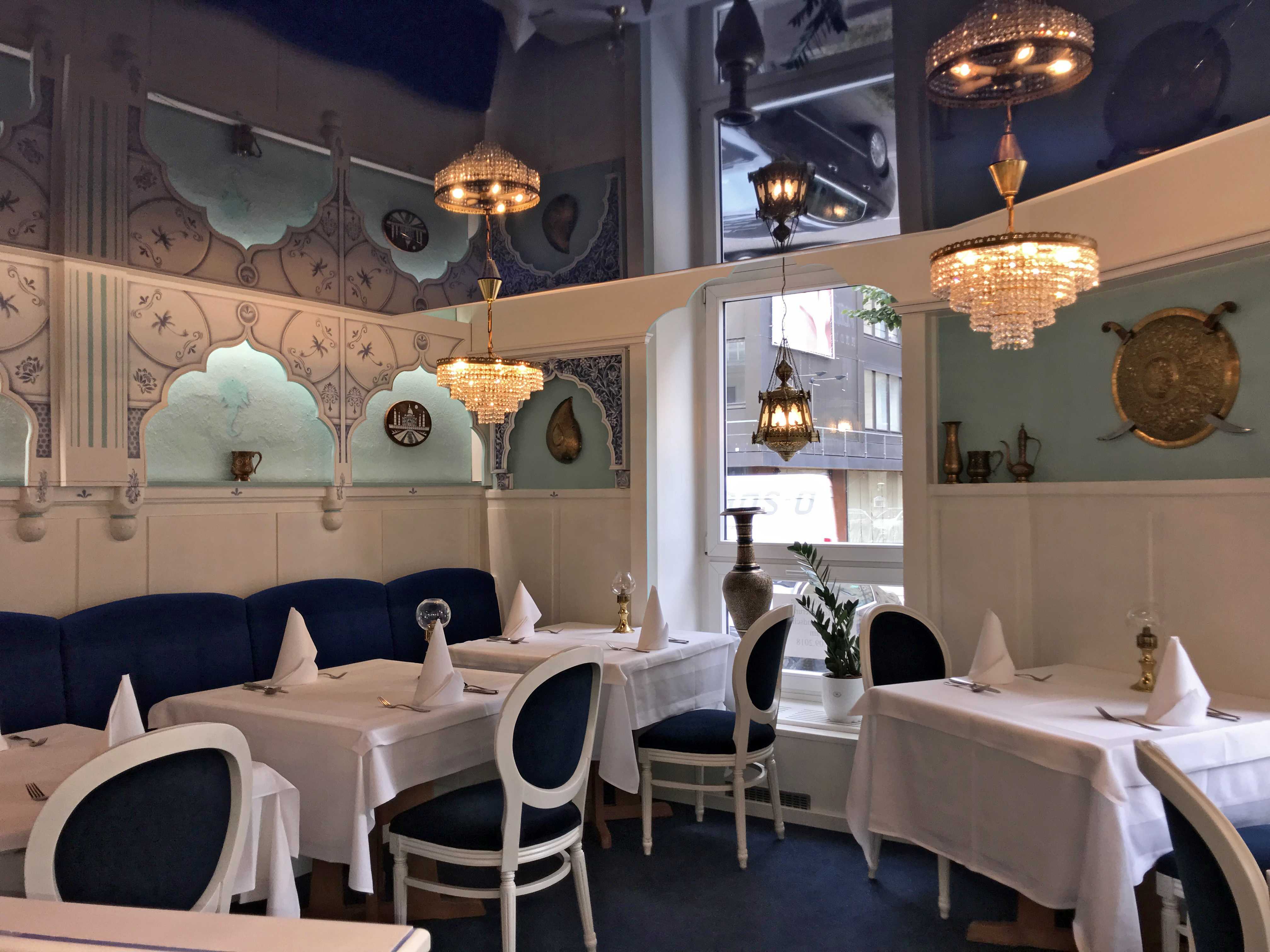 Möbel vom Tischler für Karlsruher Gastronomie Punjab in blau-weißem Design
