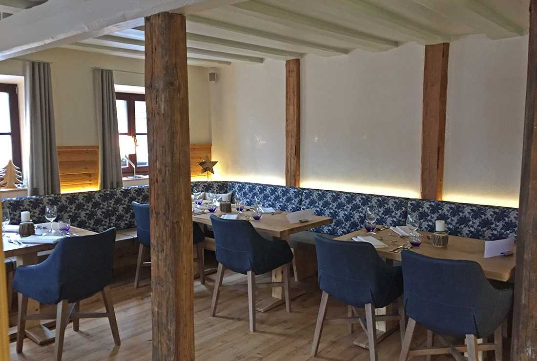 Rustikal eingerichteter Gastraum im Gasthof Rossano