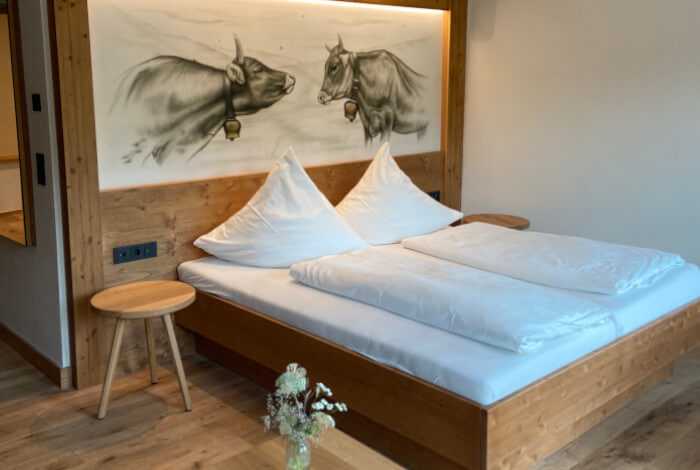 Hotelzimmer mit Kühen als Wandgemälde