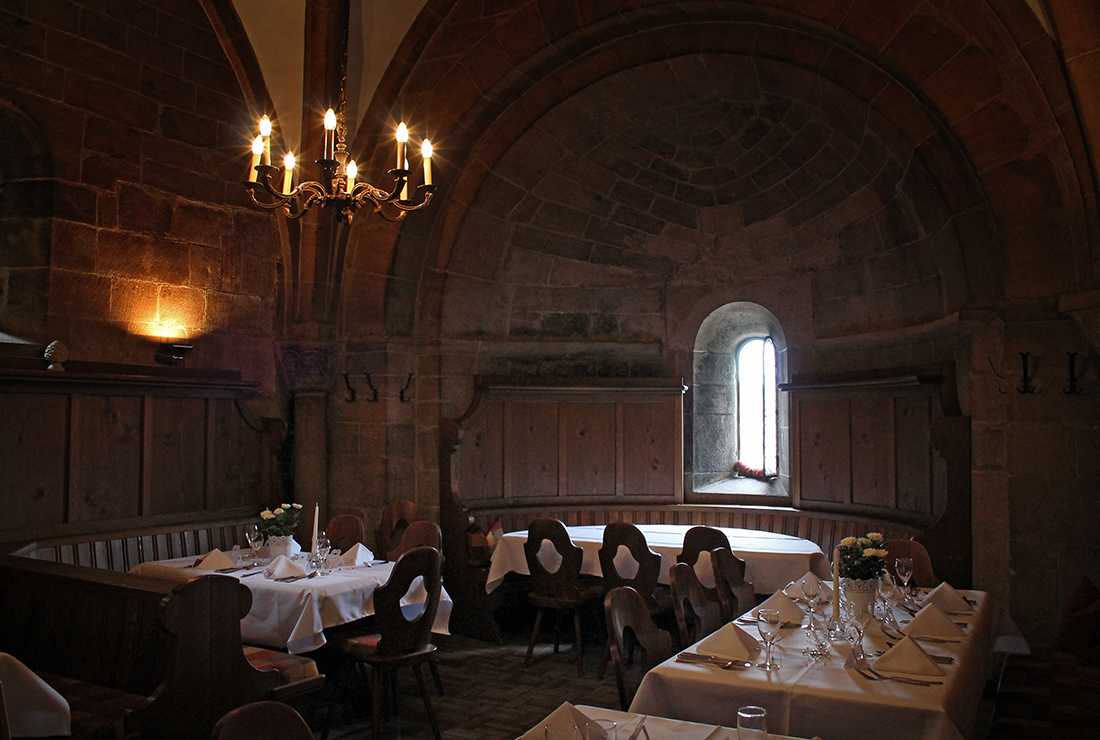 Dunkler mittelalterlicher Gewölbekeller, welcher zum Restaurant umgebaut wurde