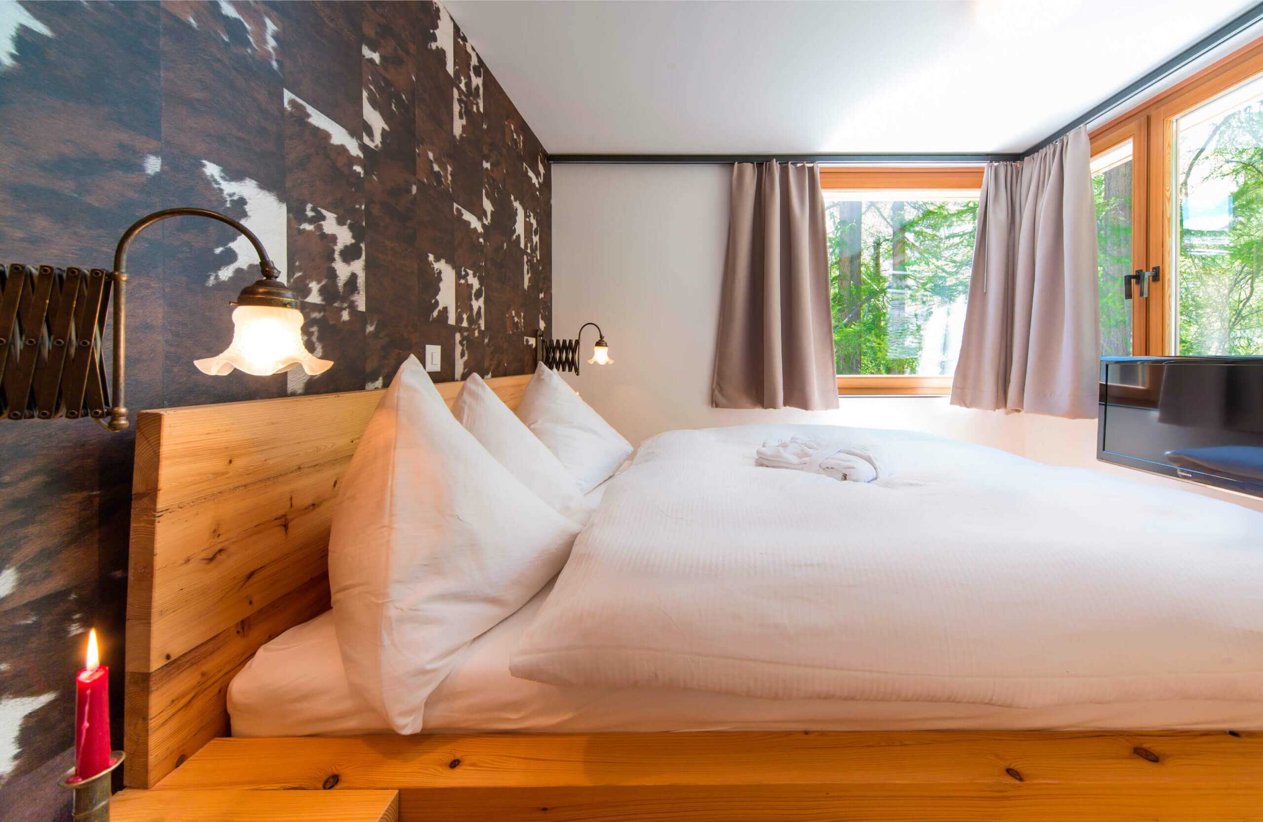 Schlafzimmereinrichtung aus Holz mit Fell an der Wand