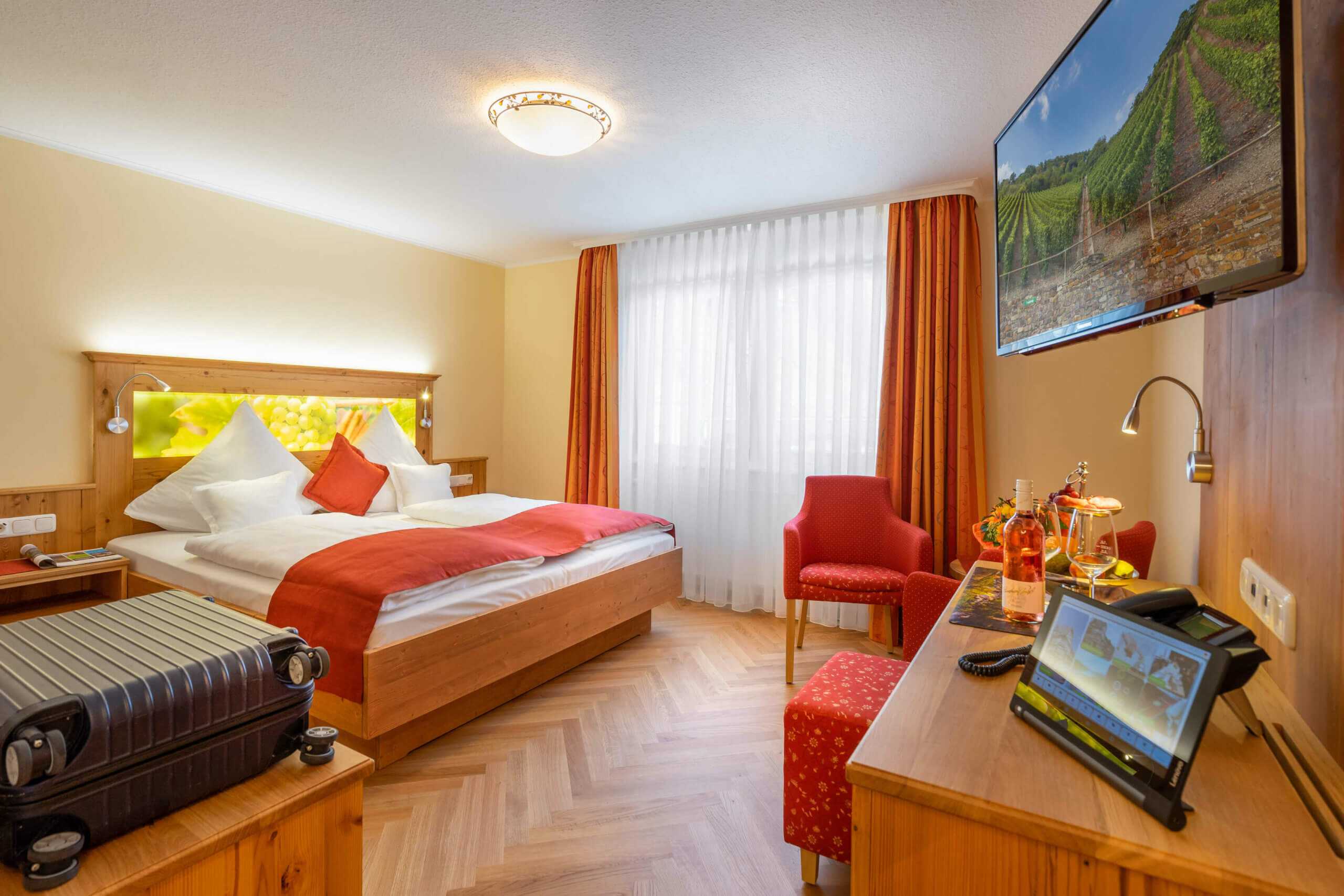 Hotelzimmer in Orange mit Bett zum Thema Wein