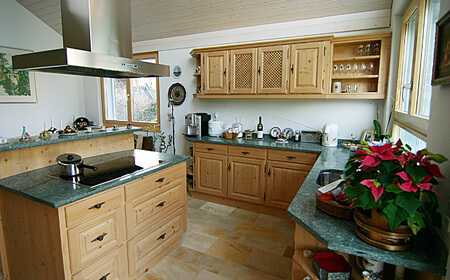 Eine Küche aus Holz mit Kücheninsel