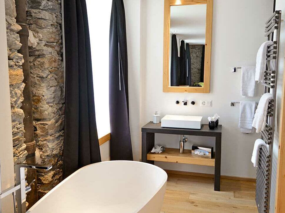 Moderne Badezimmer Möbel mit freistehender Badewanne