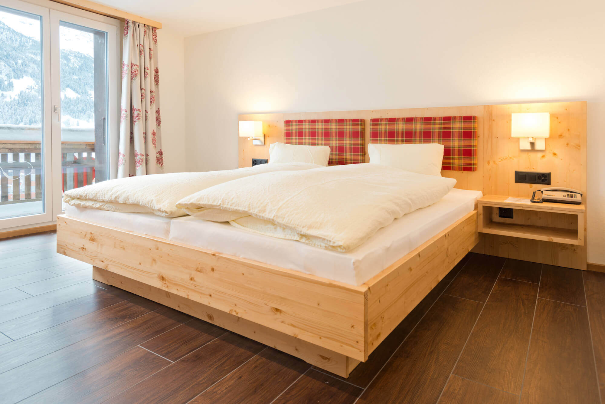 Doppelbett mit Nachttischen und Holzrahmen